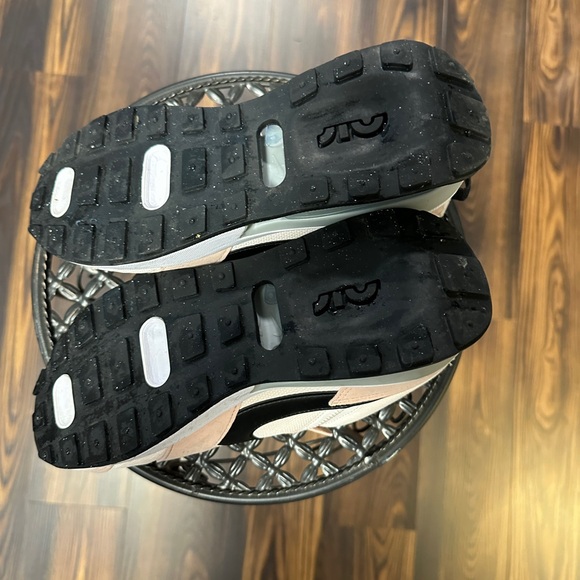 Nike Women's Air Max Pre-Day Shoes - Picture 3 of 3